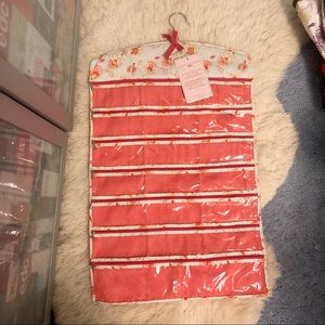 Jewelry hanger holder